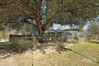 Walk to E. Austin Hotspots 2BR 1BA w Parking Dog-Friendly By Austin Vacay - 4