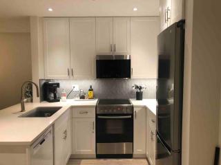 Stylish 1BR, Sleeps 4 Pool, Hot Tub, Walk to Shops - 3