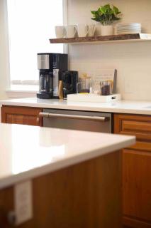 Modern 3 bed close to downtown- parking available - Providence - 7