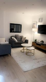 JDK 2 bedroom Executive Luxury Apartments - Beckton - 4