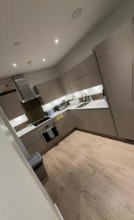 JDK 2 bedroom Executive Luxury Apartments - Beckton - 3