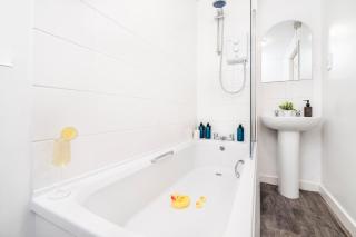 Stylish 3-Bed House, Accommodates 6, High-Speed Wi-Fi, Best for Long Term Stays - 3