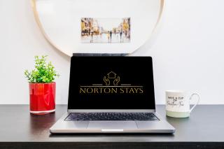 Stylish 3-Bed Home, Sleeps 6, High-Speed Wi-Fi, Long Term Stays - 1
