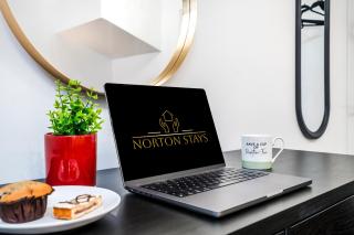Spacious Royal Blue House, Family, Sleeps Up to 6, Garden, Parking, Wi-Fi - Leicester - 1