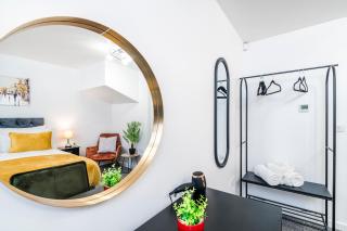 Stylish 3-Bed House, Accommodates 6, High-Speed Wi-Fi, Best for Long Term Stays - 1