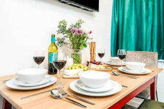 Spacious Royal Blue House, Family, Sleeps Up to 6, Garden, Parking, Wi-Fi - Leicester - 6