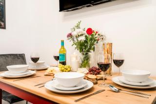 Cosy Royal Blue 3-Bedroom Family Home Sleeps 6, Free Parking & Wi-Fi, Garden and Private Patio - Leicester - 8