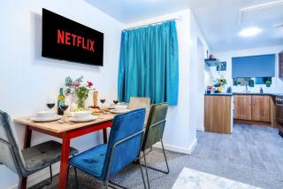 Spacious Royal Blue House, Family, Sleeps Up to 6, Garden, Parking, Wi-Fi - Leicester - 7