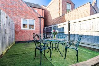 Spacious Royal Blue House, Family, Sleeps Up to 6, Garden, Parking, Wi-Fi - Leicester - 3