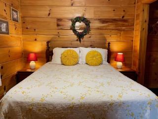Classic, quaint Tennessee 1 bedroom log cabin with hot tub and a view! - Sevierville - 2