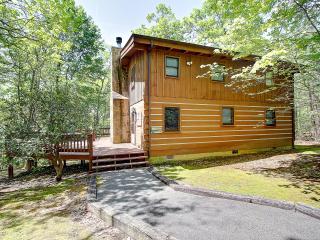 Pet friendly log cabin with hot tub, arcade game, and great deck space! - Sevierville - 5