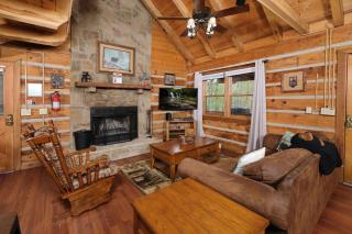 Pet friendly log cabin with hot tub, arcade game, and great deck space! - Sevierville - 4