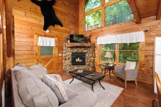 Cute 1 bedroom sleeps 6 with hot tub, pool table, located in between Gatlinburg and Pigeon Forge! - Sevierville - 4