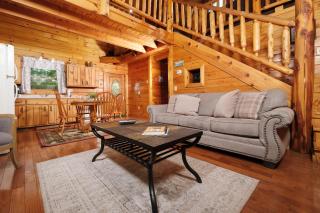 Cute 1 bedroom sleeps 6 with hot tub, pool table, located in between Gatlinburg and Pigeon Forge! - Sevierville - 2