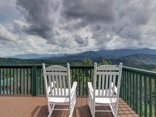 2 bedroom with incredible views of the Smoky Mountain and a hot tub! - Gatlinburg - 9