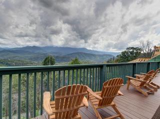 2 bedroom with incredible views of the Smoky Mountain and a hot tub! - Gatlinburg - 4