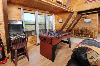 Classic A-Frame that includes 3 bedrooms, 2 baths, lots of amenities and deck! - Sevierville - 5