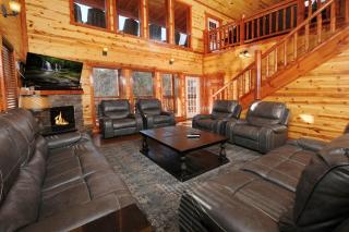Luxurious 5BR Indoor POOL Theater Gameroom FREE Attraction Tickets - Pigeon Forge - 4