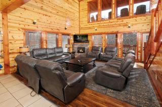 Luxurious 5BR Indoor POOL Theater Gameroom FREE Attraction Tickets - Pigeon Forge - 3