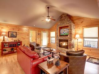 Great location in Arts & Crafts Community in Gatlinburg! Hot tub, pool table, great outdoor space! - Gatlinburg - 0