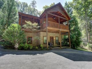 Great location in Arts & Crafts Community in Gatlinburg! Hot tub, pool table, great outdoor space! - Gatlinburg - 9