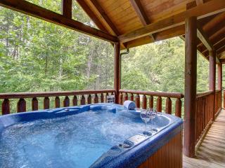 Great location in Arts & Crafts Community in Gatlinburg! Hot tub, pool table, great outdoor space! - Gatlinburg - 7