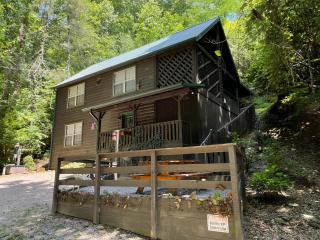 Secluded cabin, great location, hot tub, and foosball! - Sevierville - 2