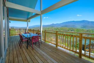 Four bedroom with HOT TUB, MOUNTAIN VIEW, GAME ROOM! - Gatlinburg - 6
