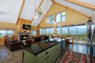 Four bedroom with HOT TUB, MOUNTAIN VIEW, GAME ROOM! - Gatlinburg - 2