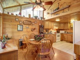 Game room, hot tub, flat easy drive to 3BR cabin! - Sevierville - 3