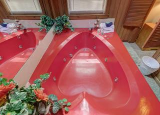 Mountain views, hot tub, and heart shaped jacuzzi in a cozy 2BR! - Gatlinburg - 5