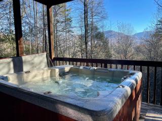 STUNNING cabin with a MOUNTAIN VIEW, hot tub, and dog friendly! - Sevierville - 9
