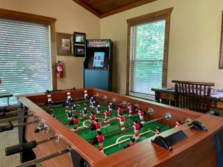 STUNNING cabin with a MOUNTAIN VIEW, hot tub, and dog friendly! - Sevierville - 5