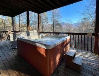 STUNNING cabin with a MOUNTAIN VIEW, hot tub, and dog friendly! - Sevierville - 9