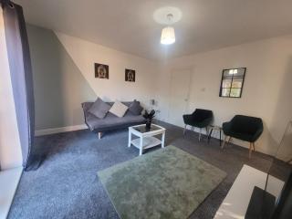 Contractor and Family Friendly Spacious 3 Bed Sleeps upto 7 - 1