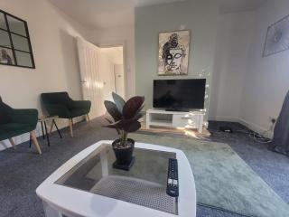 Contractor Friendly Spacious 3 Bed with Private Parking and Free WiFi - Leeds - 0