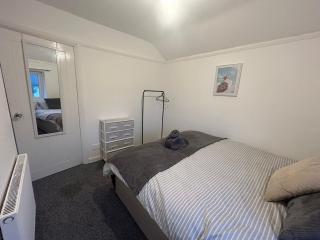Contractor Friendly Spacious 3 Bed with Private Parking and Free WiFi - Leeds - 6