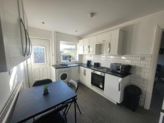 Contractor Friendly Spacious 3 Bed with Private Parking and Free WiFi - Leeds - 7