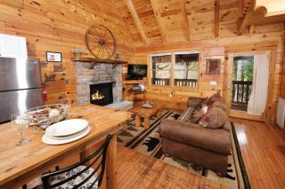 Pool table,hot tubjacuzzi in convenient location! - Sevierville - 1