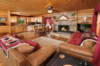 Comfy log cabin-mountain views and a hot tub! - Sevierville - 1
