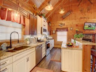 Cute as can be 3 bedroom with hot tub, mountain view, and pool table! - Sevierville - 1