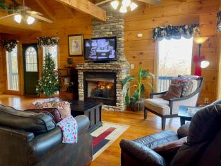 Stunning 2 bedroom with a hot tub and fireplace in an exclusive gated community! - Sevierville - 7