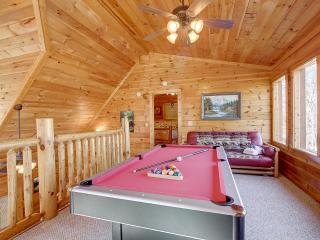 Pool table, hot tub, 2 bedroom log cabin close to Dollywood and National Park! - Sevierville - 0