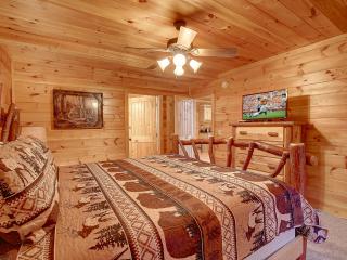 Pool table, hot tub, 2 bedroom log cabin close to Dollywood and National Park! - Sevierville - 7