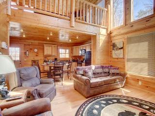 Pool table, hot tub, 2 bedroom log cabin close to Dollywood and National Park! - Sevierville - 6