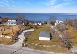 Sea Breeze Paradise: Beachfront & Panoramic Views - Southold - 4