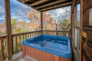 3 king BRs- arcade game, hot tub, & free tickets! - Pigeon Forge - 6