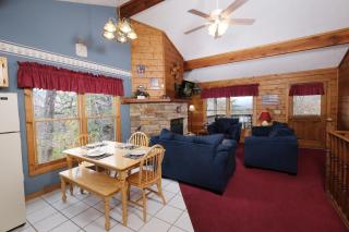 3 king BRs- arcade game, hot tub, & free tickets! - Pigeon Forge - 2