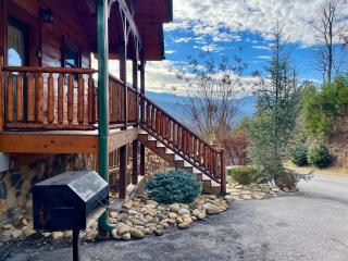 Movie room, foosball, hot tub, and a VIEW THAT JUST WON'T QUIT! - Gatlinburg - 6