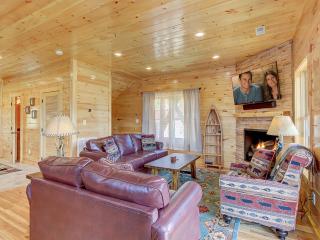 Movie room, foosball, hot tub, and a VIEW THAT JUST WON'T QUIT! - Gatlinburg - 3